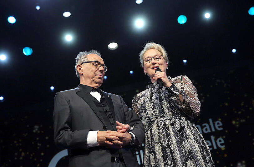 Festivalpräsident Dieter Kosslick (l-r) und Jurypräsidentin Meryl Streep bei der Premiere von "Hail, Caesar".