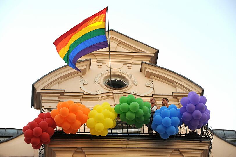 Mit der Regenbogenflagge für eine tolerantere Gesellschaft: Schwule kämpfen für ihre Rechte. (Symbolbild)