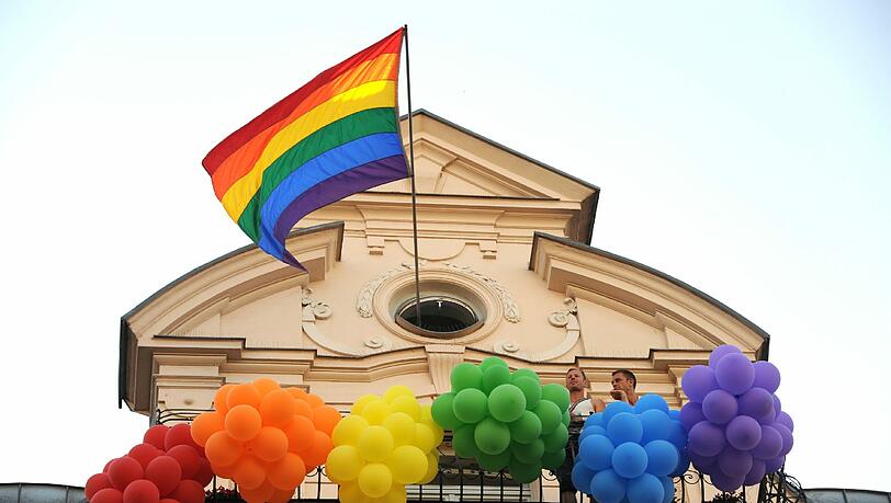 Mit der Regenbogenflagge für eine tolerantere Gesellschaft: Schwule kämpfen für ihre Rechte. (Symbolbild) Mit der Regenbogenflagge für eine tolerantere Gesellschaft: Schwule kämpfen für ihre Rechte. (Symbolbild)