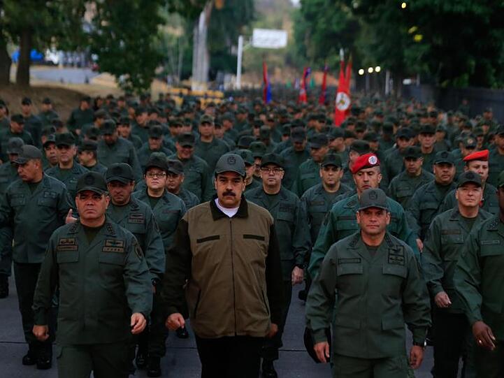 Nicolas Maduro (M.) und Verteidigungsminister Vladimir Padrino mit Soldaten in der Festung Tiuna in Caracas.