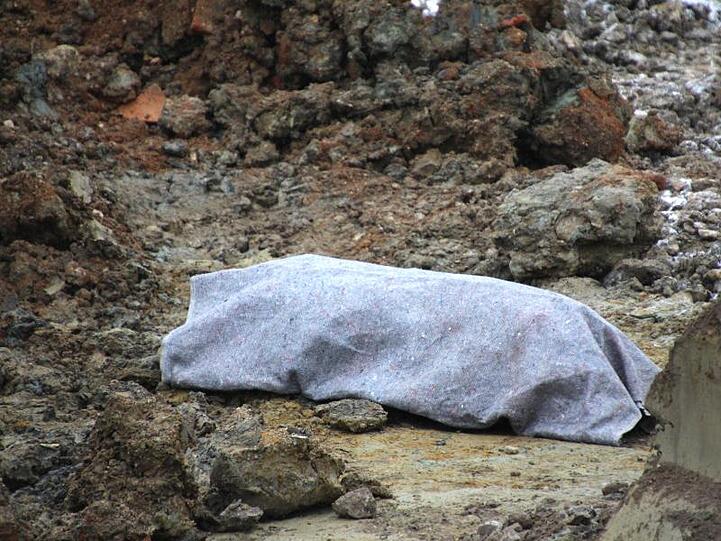 Eine Fliegerbombe aus dem Zweiten Weltkrieg liegt am Fundort auf einer Baustelle. Foto: Alexander Auer