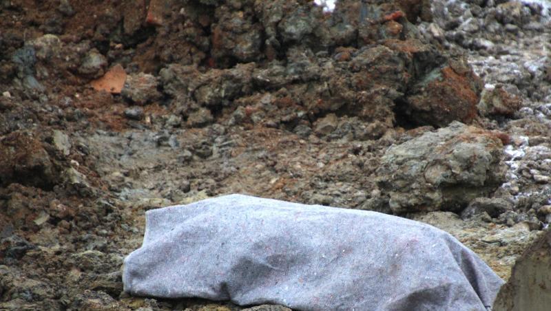 Eine Fliegerbombe aus dem Zweiten Weltkrieg liegt am Fundort auf einer Baustelle. Foto: Alexander Auer Eine Fliegerbombe aus dem Zweiten Weltkrieg liegt am Fundort auf einer Baustelle. Foto: Alexander Auer