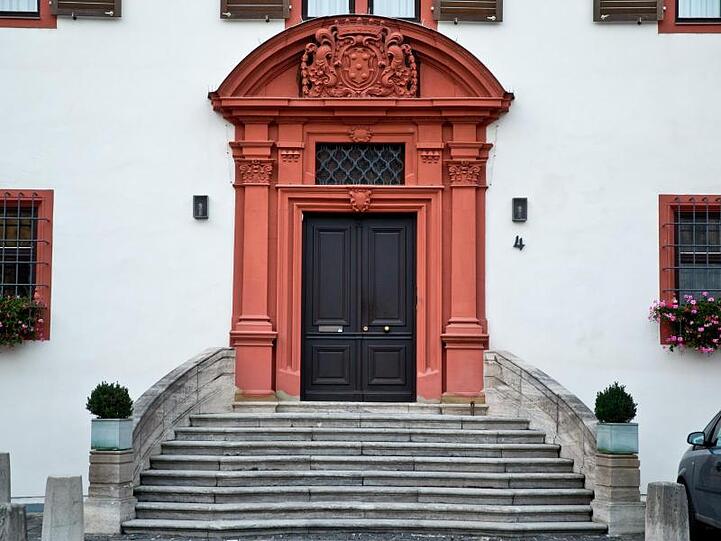 Blick auf den Eingang am Bischofshaus des Bistums Würzburg. Foto: picture alliance / Daniel Karmann/dpa/Archivbild