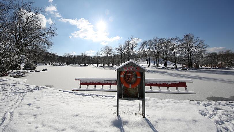 Still und starr ruht der Mollsee im Westpark. Es ist klirrend kalt, die Sonne strahlt, der Schnee und die Eisdecke funkeln. Herrlich! Still und starr ruht der Mollsee im Westpark. Es ist klirrend kalt, die Sonne strahlt, der Schnee und die Eisdecke funkeln. Herrlich!