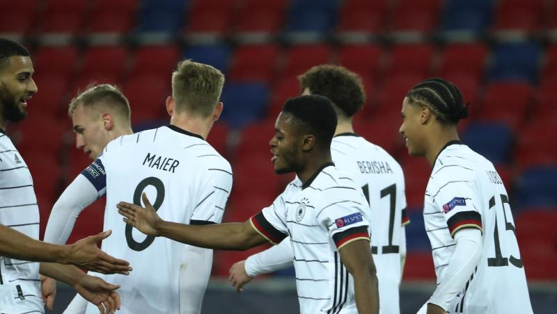 Überragender Mann beim deutschen U21-EM-Auftakt gegen Ungarn: Ridle Baku (3.v.r).