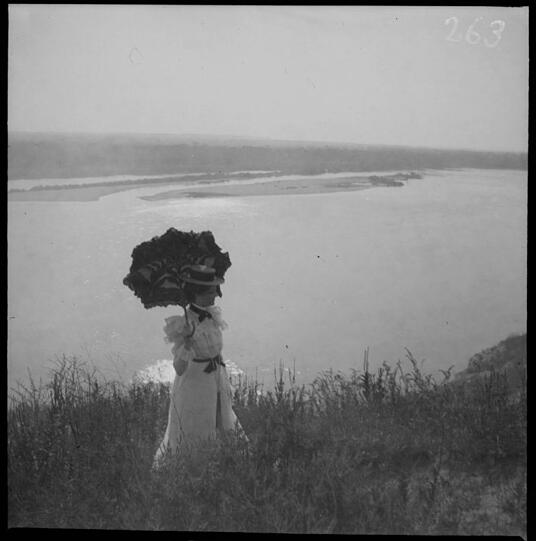 Gabriele Münter hätte auch als Fotografin Karriere machen können. Hier eine "Frau mit Sonnenschirm am Hochufer des Mississippi, bei St. Louis" von 1900, da war die Münter gerade mal 22 Jahre alt – und Autodidaktin.