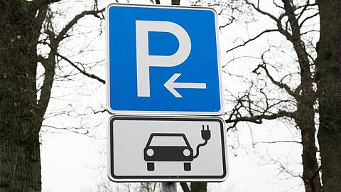 Auch in München: Ab 1. April 2025 sollen alle E-Autos in Bayern für bis zu drei Stunden gratis parken dürfen. (Archivbild)