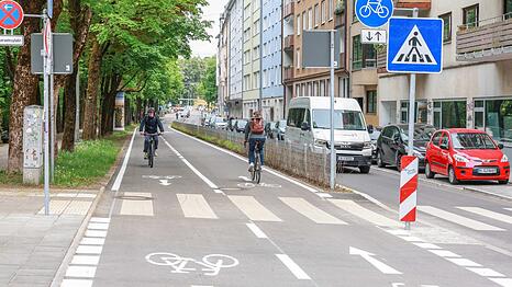 Mehr Orientierung und damit mehr Sicherheit soll der neue Mittelstreifen auf dem Radweg bringen.