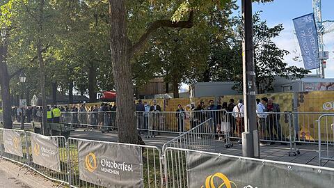 Das Oktoberfestgelände war wegen einer Bombendrohung abgesperrt.