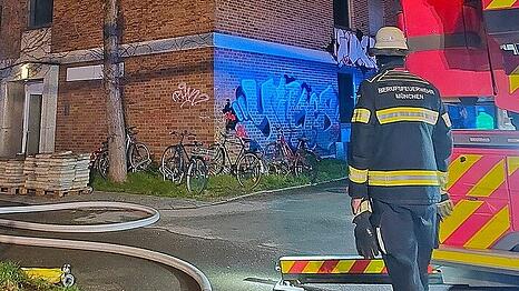 Der Brand am Kunstlabor in der Dachauer Stra&szlig;e von au&szlig;en &ndash; Feuerwehr im Einsatz