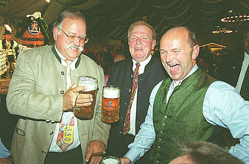 Wiesn-Wirte unter sich: Wiggerl Hagn (l.), Hermann Haberl und Sepp
Krätz (r.) im Jahr 2002.