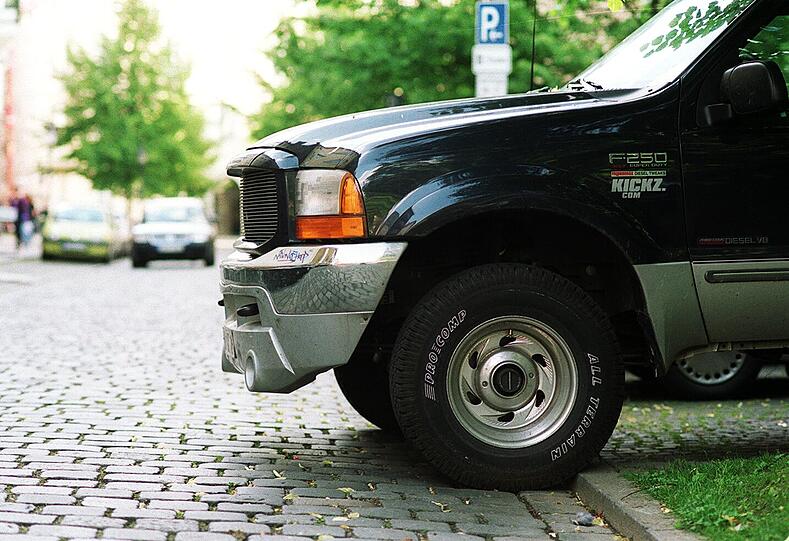 Auto-, Motorrad- und Lkw-Fahrer hielten sich ebenfalls häufig nicht an die Verkehrsregeln: Sie bogen falsch ab, fuhren über Rot, telefonierten und parkten falsch - vorzugsweise auf Radwegen.