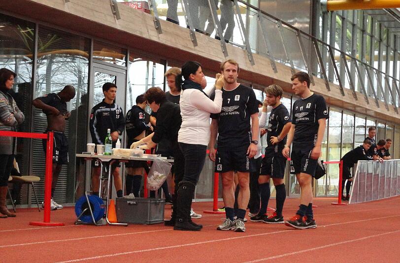 Die Löwen testeten am Donnerstagmorgen beim Laktattest in der Werner-von-Linde Halle ihre Fitness. Trainer Maurer freut sich auf die Ergebnisse und kann sich denken, welcher Spieler am besten abschneidet - Die Bilder.