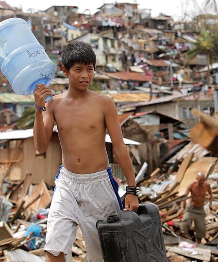 Die Menschen auf den Philippinen stehen vor dem Nichts. Und die Schreckensnachrichten von neuen Stürmen hören nicht auf. Plünderungen sind an der Tagesordnung. Die Menschen kämpfen ums pure Überleben - und gegen Plünderungen.