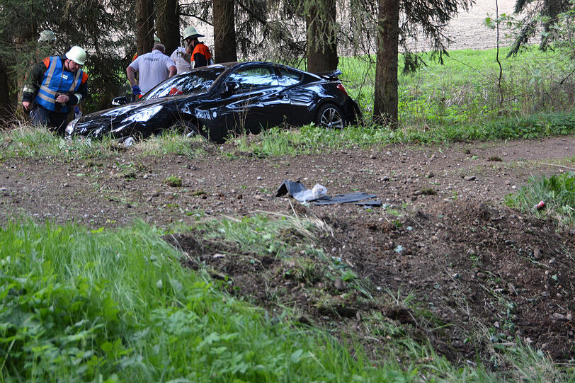 Crash mit einem Sportwagen: Weil der Hyundai-Fahrer mit überhöhter Geschwindigkeit über die Landstraße raste, kam er hinter einer Kuppe ins Schleudern.