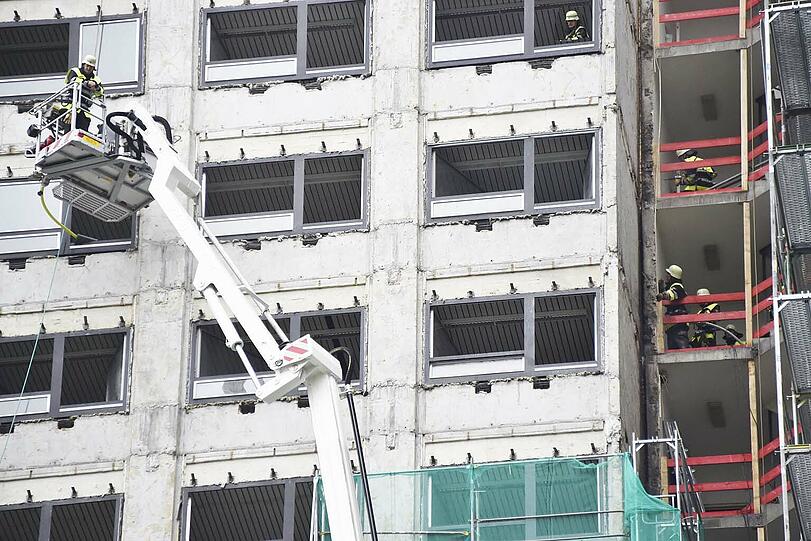 Feuerwehreinsatz im 61 Meter hohen BayWa-Hochhaus im Arabellapark