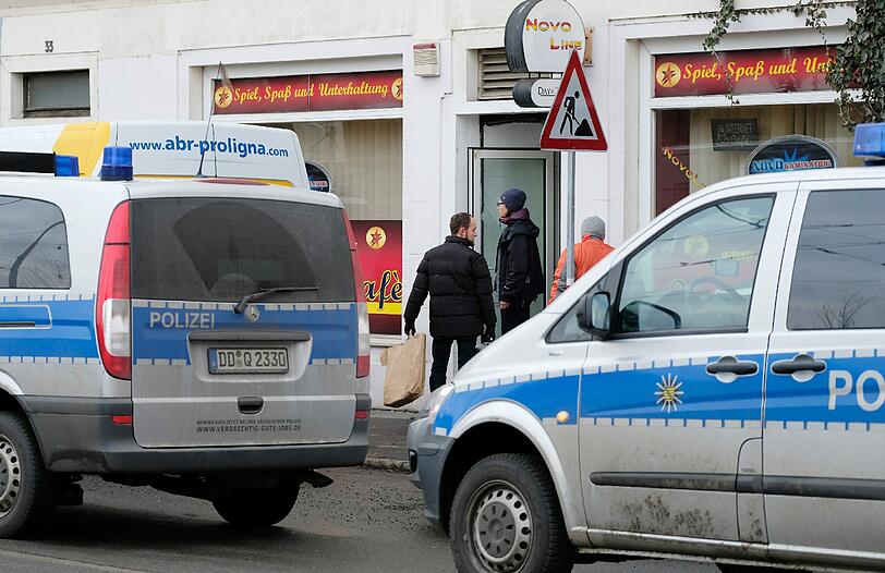 Die Polizei durchsuchte in Leipzig mehrere Gebäude. Wie der Sprecher des federführenden Landeskriminalamtes sagte, ging es unter anderem um Verstöße gegen das Waffengesetz sowie Steuerhinterziehung.