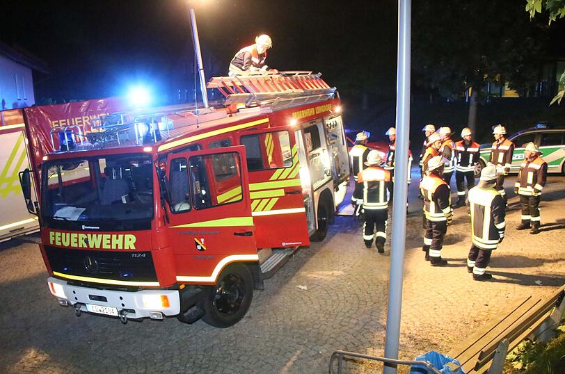 Der 25-Jährige war zunächst in seinem Fahrzeug eingeklemmt und kam dann mit schweren Verletzungen ins Krankenhaus Erding.