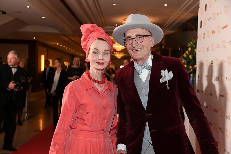 Zwei Berliner Originale: Die zierliche Ex-Tänzerin und Stilikone Britt Kanja kam an der Seite des Streetstyle-Gentlemans Günther Krabbenhöft.