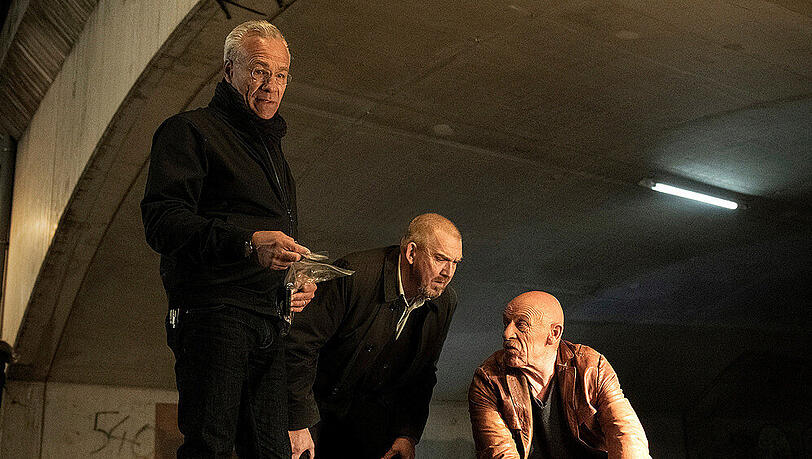 "Tatort: Niemals ohne mich": Unter einem Bahnbogen wurde die tote Monika Fellner (Melanie Straub) gefunden - Rechtsmediziner Dr. Joseph Roth (Joe Bausch, v.r.) teilt erste Erkenntnisse mit Freddy Schenk (Dietmar Bär) und Max Ballauf (Klaus J. Behrendt) "Tatort: Niemals ohne mich": Unter einem Bahnbogen wurde die tote Monika Fellner (Melanie Straub) gefunden - Rechtsmediziner Dr. Joseph Roth (Joe Bausch, v.r.) teilt erste Erkenntnisse mit Freddy Schenk (Dietmar Bär) und Max Ballauf (Klaus J. Behrendt)
