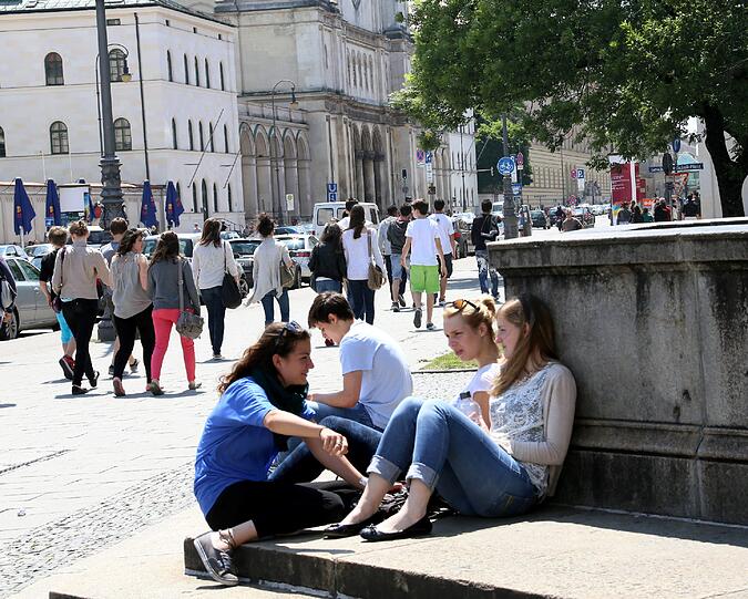 Vor dem Uni-Brunnen saßen sie im T-Shirt...