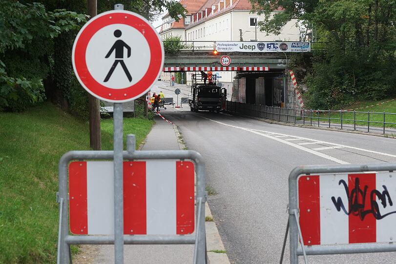 Laster zerstört Unterführung: Bilder von der Unfallstelle.