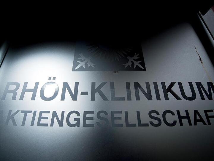 Der Schriftzug der Rhön-Klinikum AG. Foto: David-Wolfgang Ebener/dpa/Archivbild