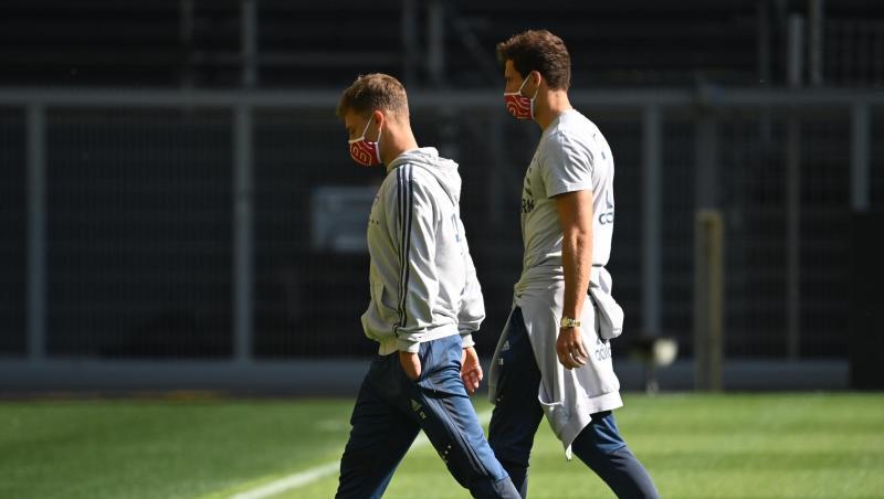 Münchens Kimmich (l.) und Goretzka gehen mit Mundschutz über das Spielfeld vor Spielbeginn. Foto: Federico Gambarini/dpa-Pool/dpa Münchens Kimmich (l.) und Goretzka gehen mit Mundschutz über das Spielfeld vor Spielbeginn. Foto: Federico Gambarini/dpa-Pool/dpa