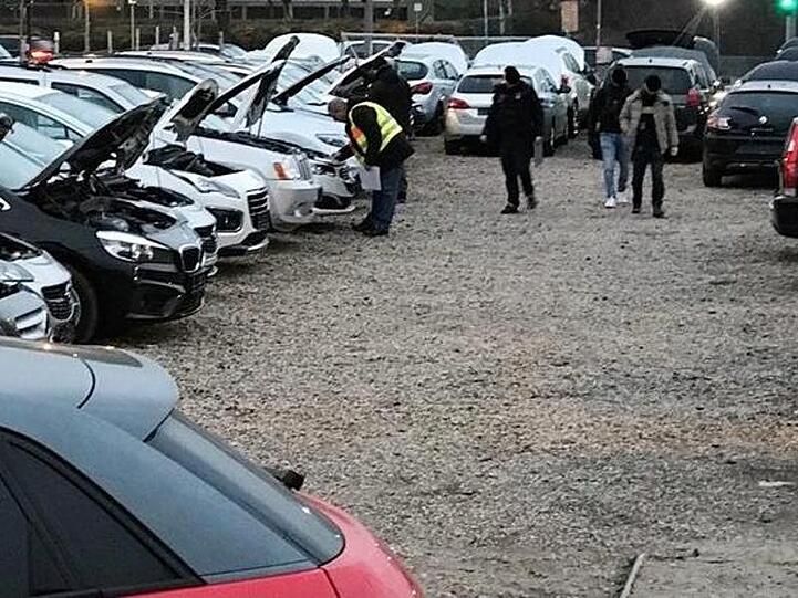 Bei der Razzia gegen international organisierte Autoschieber ist ein Berliner Polizist festgenommen worden.