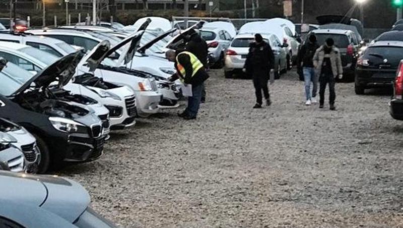 Bei der Razzia gegen international organisierte Autoschieber ist ein Berliner Polizist festgenommen worden. Bei der Razzia gegen international organisierte Autoschieber ist ein Berliner Polizist festgenommen worden.