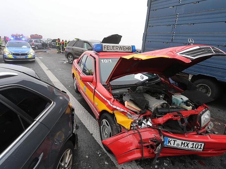 Auch ein Fahrzeug der Feuerwehr war in den Massenunfall verwickelt.