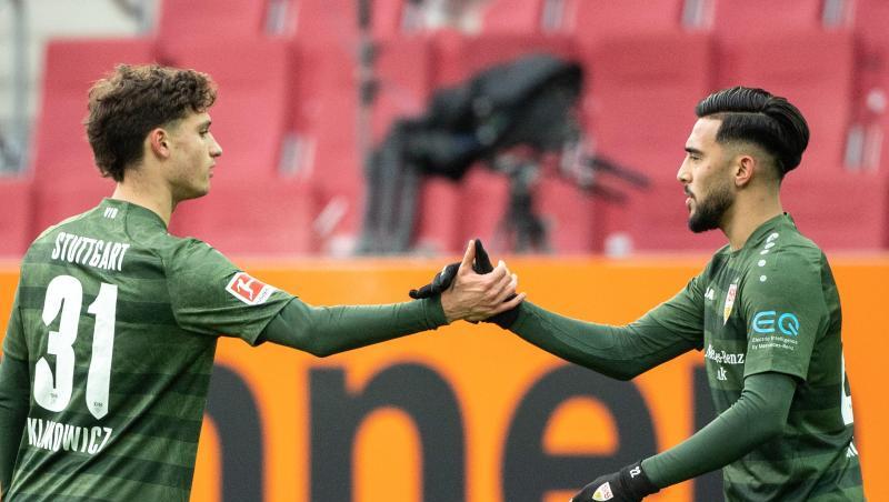 Stuttgarts Mateo Klimowicz (l) und Torschütze Nicolas Gonzalez jubeln über den Treffer zur 1:0-Führung in Augsburg.