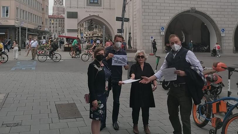 Verärgert im Tal: Anwohnerin Margarethe Stadlbauer mit Armin Gastl, Viktualienmarkt-Sprecherin Elke Fett und Thomas Schmid (v.l.).