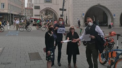 Verärgert im Tal: Anwohnerin Margarethe Stadlbauer mit Armin Gastl, Viktualienmarkt-Sprecherin Elke Fett und Thomas Schmid (v.l.).