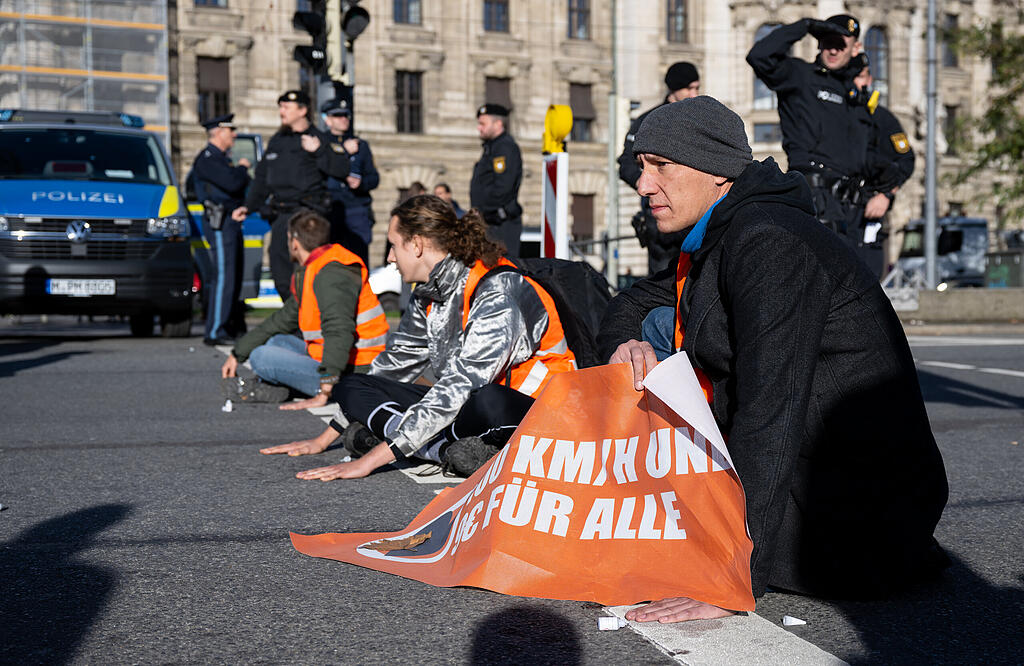 Wieder festgeklebt: Drei Klima-Aktivisten blockieren Verkehr am Stachus ...