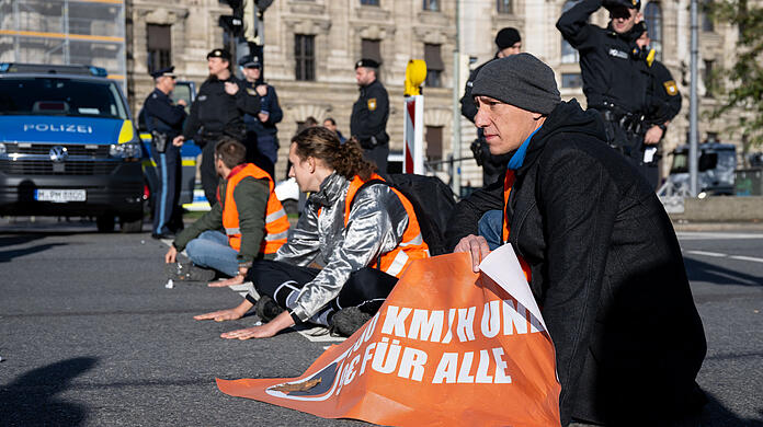 Klimaaktivisten haben sich am Montag Morgen am Stachus in der Innenstadt auf die Fahrbahn geklebt und blockieren die Straße.