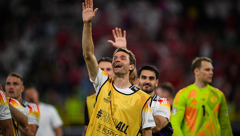 Darf den DFB-Fans wohl in der Allianz Arena "Servus" sagen: Thomas Müller. Darf den DFB-Fans wohl in der Allianz Arena "Servus" sagen: Thomas Müller.