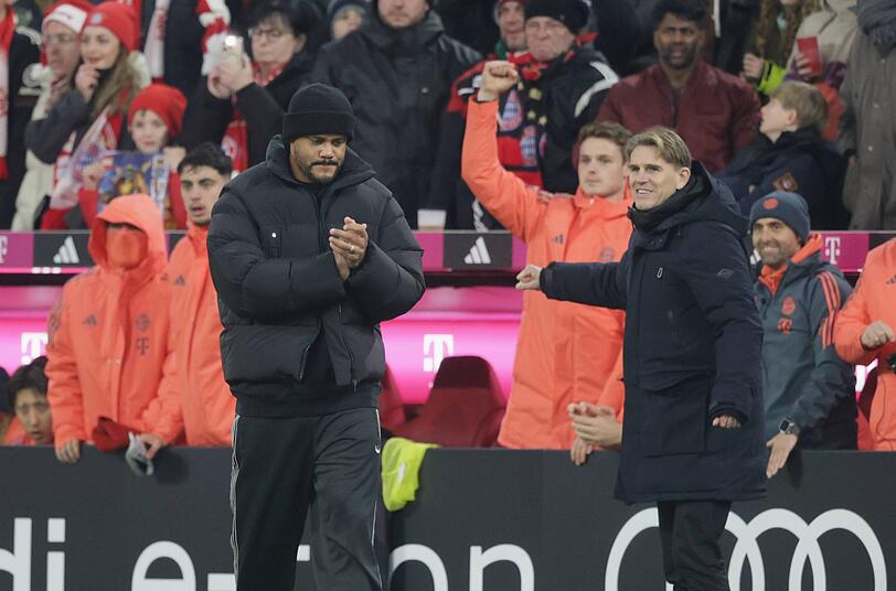 Jubelten bei den späten Treffern des FC Bayern ausgelassen: Trainer Vincent Kompany und Sportdirektor Christoph Freund.