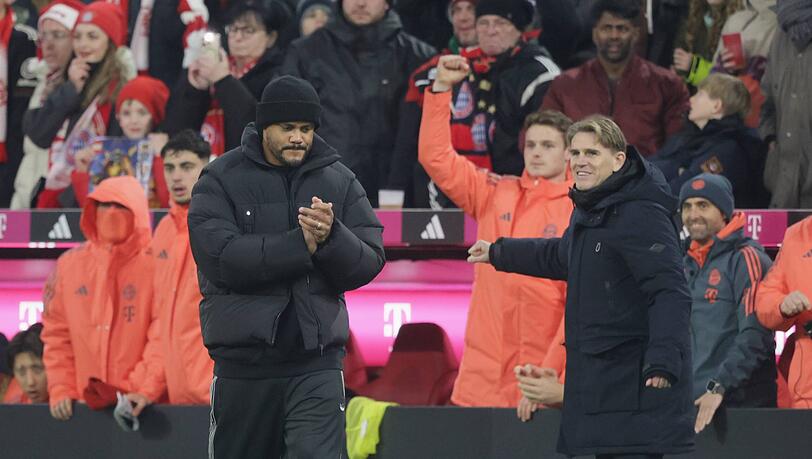 Jubelten bei den späten Treffern des FC Bayern ausgelassen: Trainer Vincent Kompany und Sportdirektor Christoph Freund.