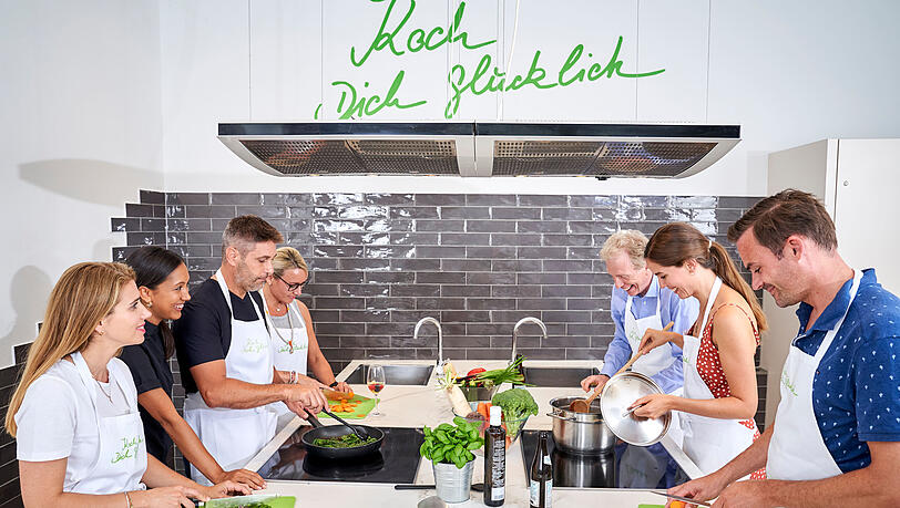 Unter Anleitung entsteht beim Kochkurs ein Men&uuml;.