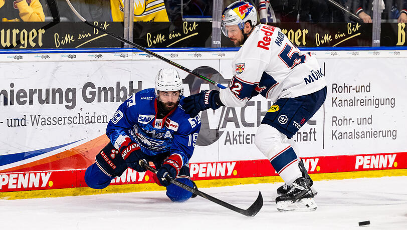 Zwei, die um Puck und Meisterschaft k&auml;mpfen: Der EHC Red Bull M&uuml;nchen mit Kapit&auml;n Patrick Hager (r.) und Adler Mannheim mit St&uuml;rmer Luke Esposito (l.).