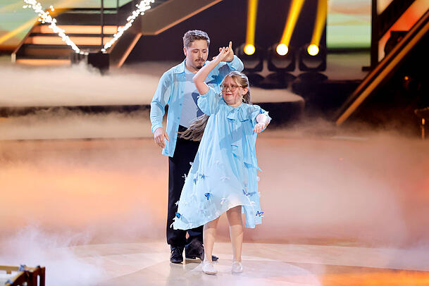 Gustav Sch&auml;fer auf der "Let's Dance"-B&uuml;hne mit seiner Tochter Lotti.