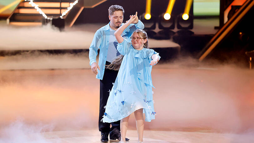 Gustav Sch&auml;fer auf der "Let's Dance"-B&uuml;hne mit seiner Tochter Lotti.