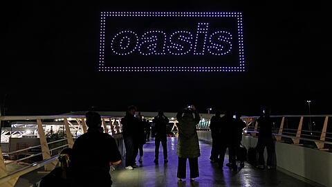 Eine Drohnen-Lichtshow über dem Fußballstadion "Joie Stadium" auf dem Etihad Campus in Manchester, mit der auch der Termin für die bevorstehende Bekanntgabe der Oasis-Tournee angekündigt wurde. Foto: Peter Byrne/PA Wire/dpa Eine Drohnen-Lichtshow über dem Fußballstadion "Joie Stadium" auf dem Etihad Campus in Manchester, mit der auch der Termin für die bevorstehende Bekanntgabe der Oasis-Tournee angekündigt wurde. Foto: Peter Byrne/PA Wire/dpa