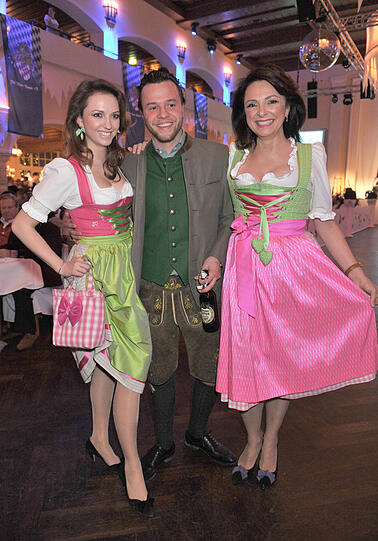 Moderatorin Uschi von Luttitz Dämmrich (r), ihre Tochter Stephanie (l) und ihr Sohn Constantin (m)