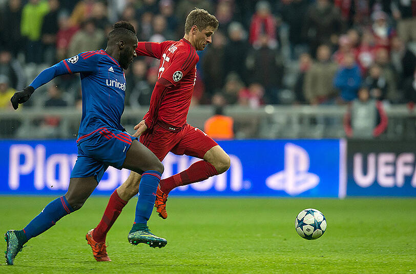 Thomas Müller (rechts) im Laufduell mit Arthur Masuaku.