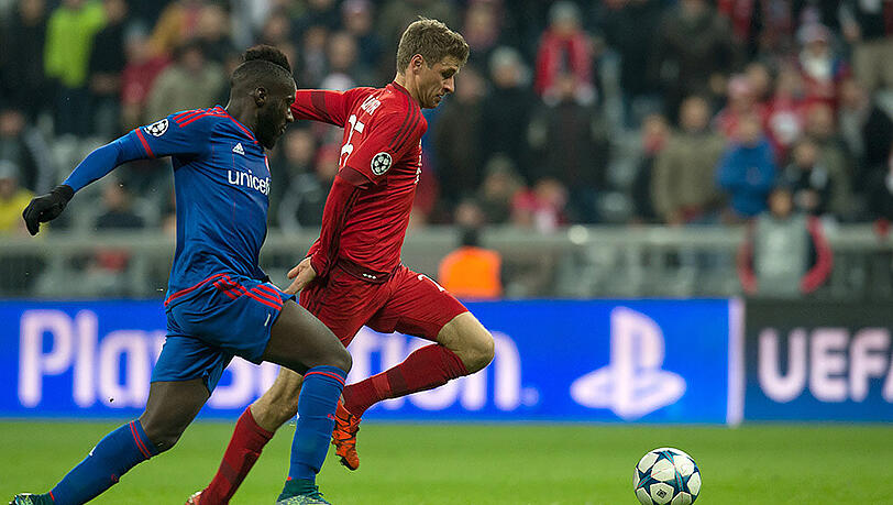 Thomas Müller (rechts) im Laufduell mit Arthur Masuaku. Thomas Müller (rechts) im Laufduell mit Arthur Masuaku.
