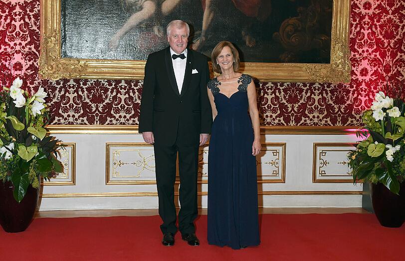 2016 werde schwieriger als 2015, sagte Bayerns Ministerpräsident Horst Seehofer beim traditionellen Neujahrsempfang in der Münchner Residenz - sehen Sie hier die Bilder.