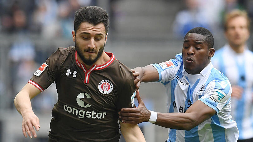 Romuald Lacazette vom TSV 1860 (rechts) verfolgt Cenk Sahin vom FC St. Pauli.