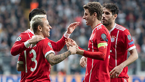 Die Bayern-Profis James Rodríguez, Rafinha, Thomas Müller und Javi Martínez (von links) feiern beim 3:1-Erfolg im Achtelfinal-Rückspiel bei Besiktas Istanbul.